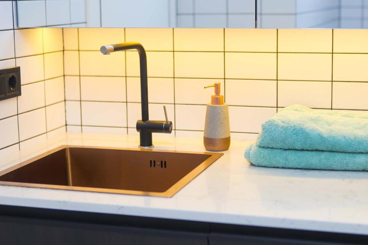 Stylish 1 Bedroom Studio Near Most City Dnipro Esterno foto